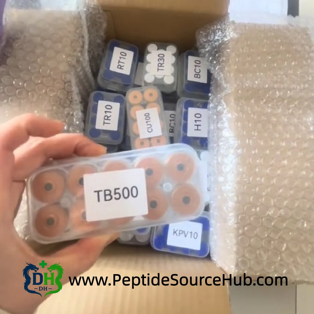 TB-500 Peptidschale mit orangefarbenen Kappen im Versandkarton